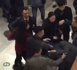 广州50多人凌晨穿白衣列队街头行走，引发网友热议！